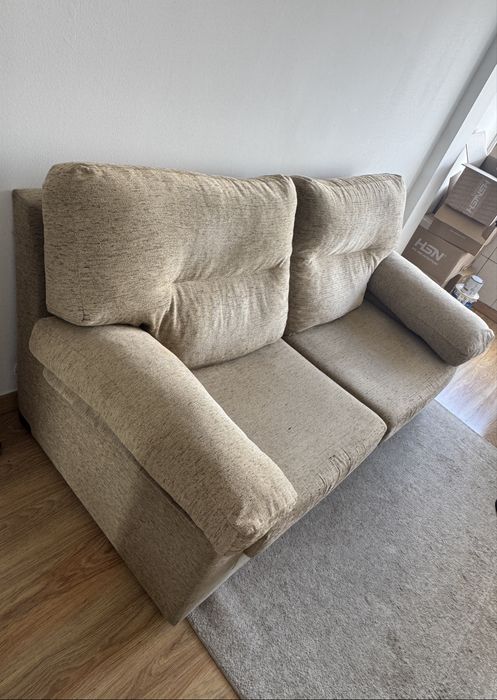 Sofá cor bege em ótimo estado