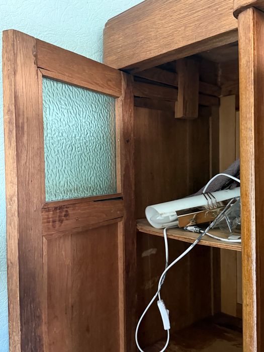 Ретро шафа під реставрацію