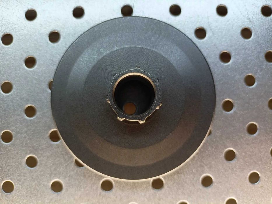 Koszyk sprzęgłowy do piły spalinowej z łożyskiem i pływającą zębatką