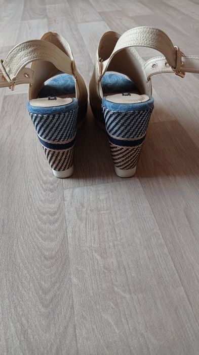 Beżowe koturny damskie