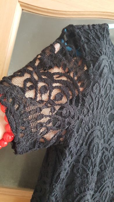 Elegancka czarna sukienka z koronki