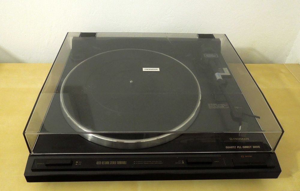 Turntable Pioneer PL770/ Preamp Behringer PP400/ Colunas DJ Monitor 32