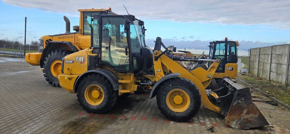 Wynajem ładowarki cat 908 z widłami