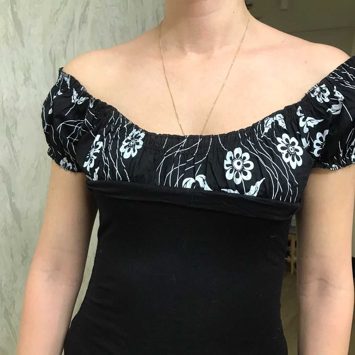 Жіноча футболка з відкритими плечима