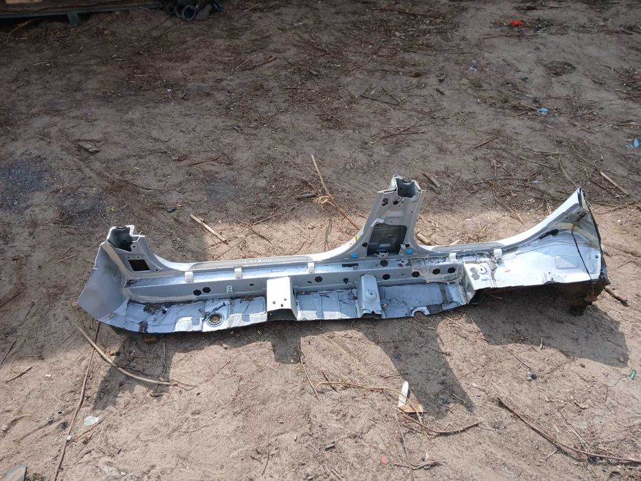Prog prawy Toyota Auris I 5-drzwi 06-12r 1F7 srebrny