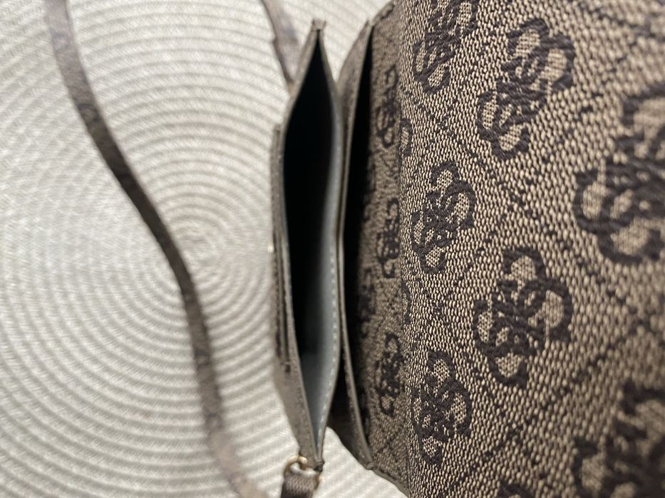 Guess torebka na telefon