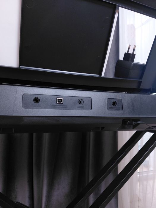 Синтезатор Yamaha PSR-E383 (Стан нового) + X-стійка, пюпітр, перехідник