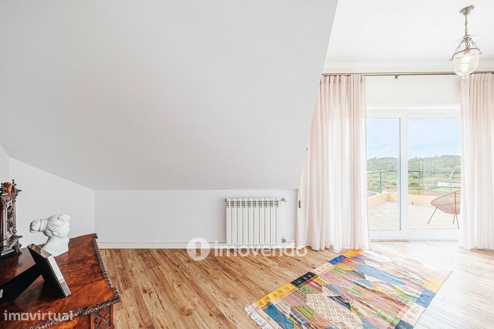 Apartamento T3 Duplex, com estacionamento, no Condomínio do Loural