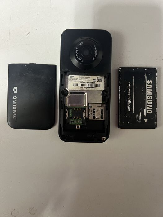 Мобільний телефон Samsung SGH-E590.