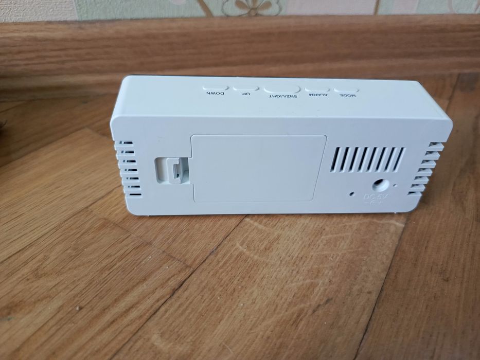 Електронний настільний годинник