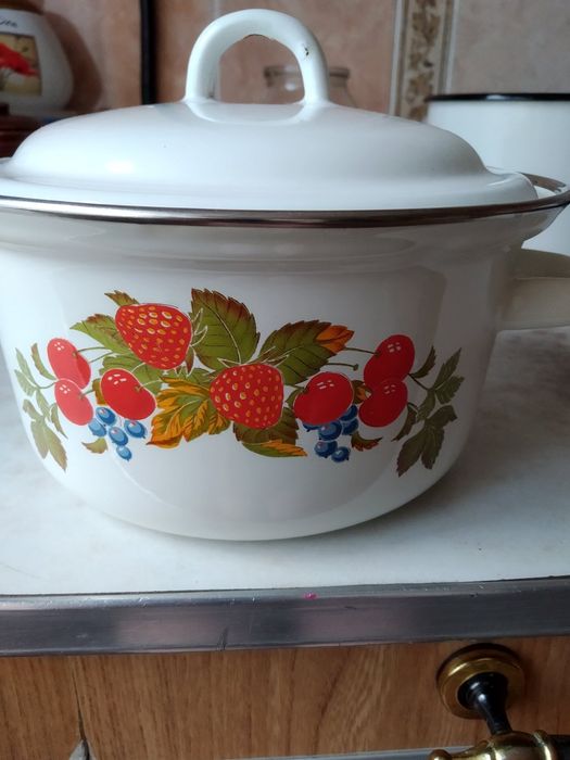 Эмалированная каструля в наличии