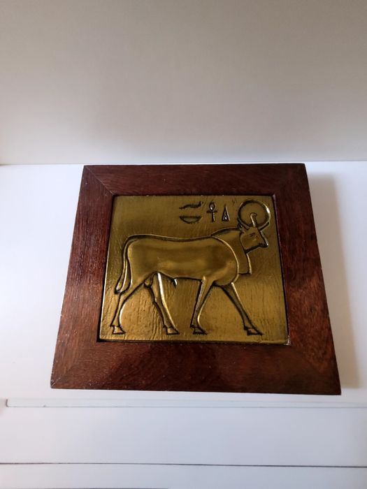 Vintage obraz relief reliefowy mosiądz – Święty Byk Apis w drewnianej ramie