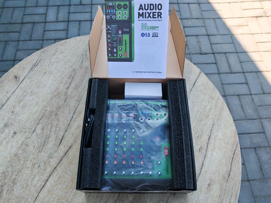 Профессиональный микшер серии 8UX с 99 цифровыми эффектами DSP