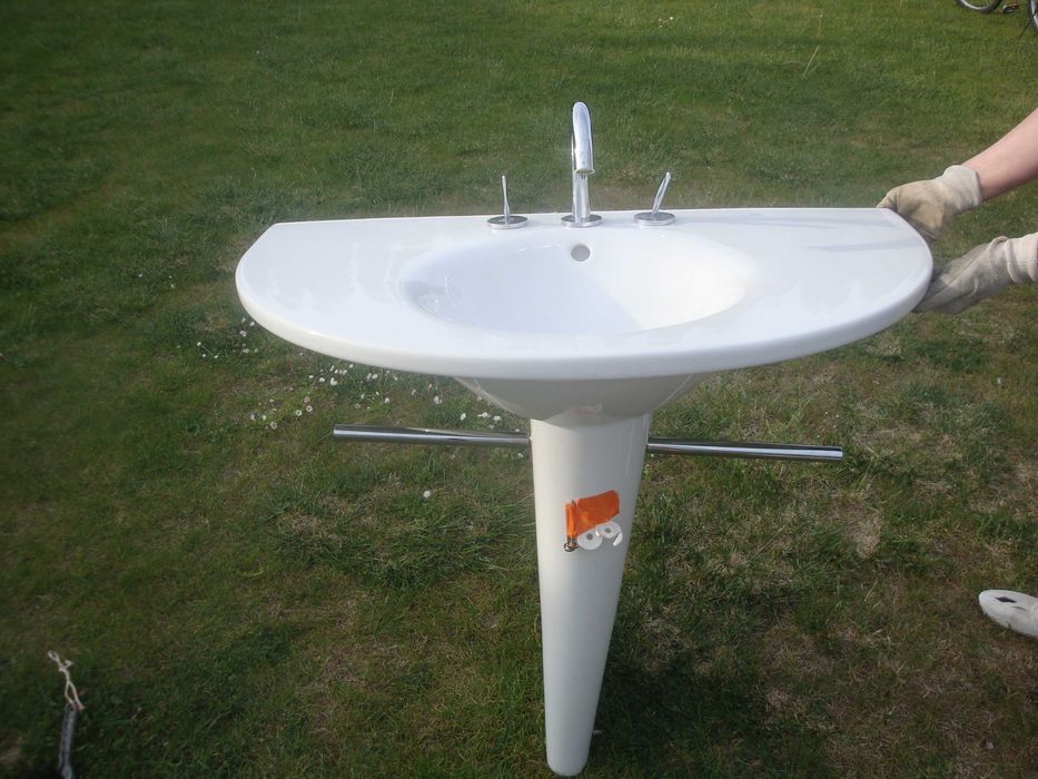 umywalka na nóżce uszkodzona