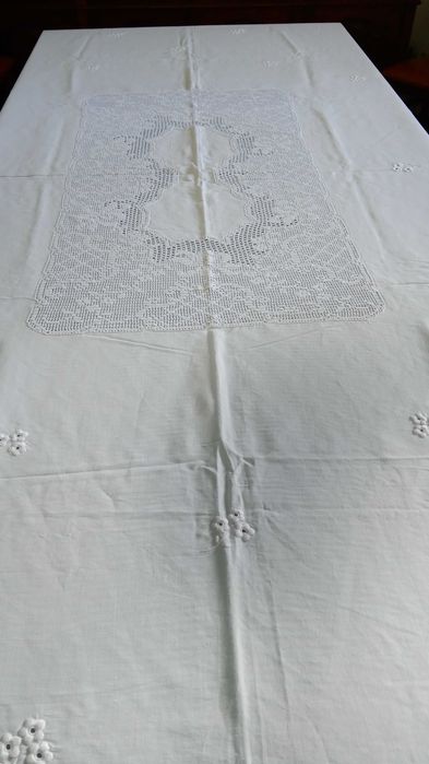 Toalha de Mesa em linho e crochet