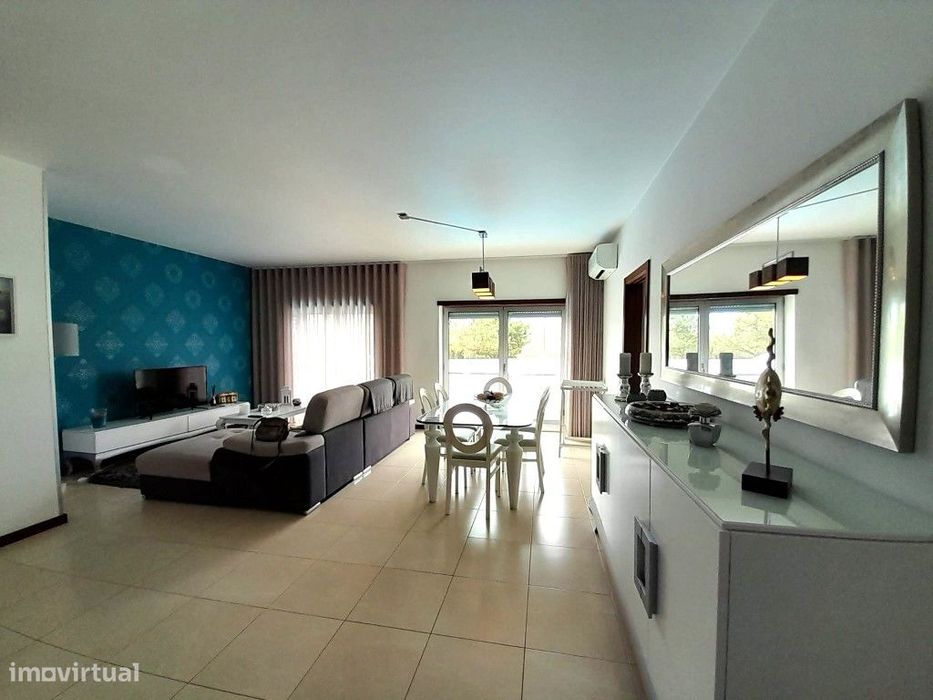 Apartamento T2 para arrendar ao ano, condomínio com piscina e lugar...