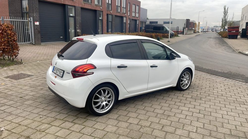Peugeot 208 2015 рік 1.6 дизель