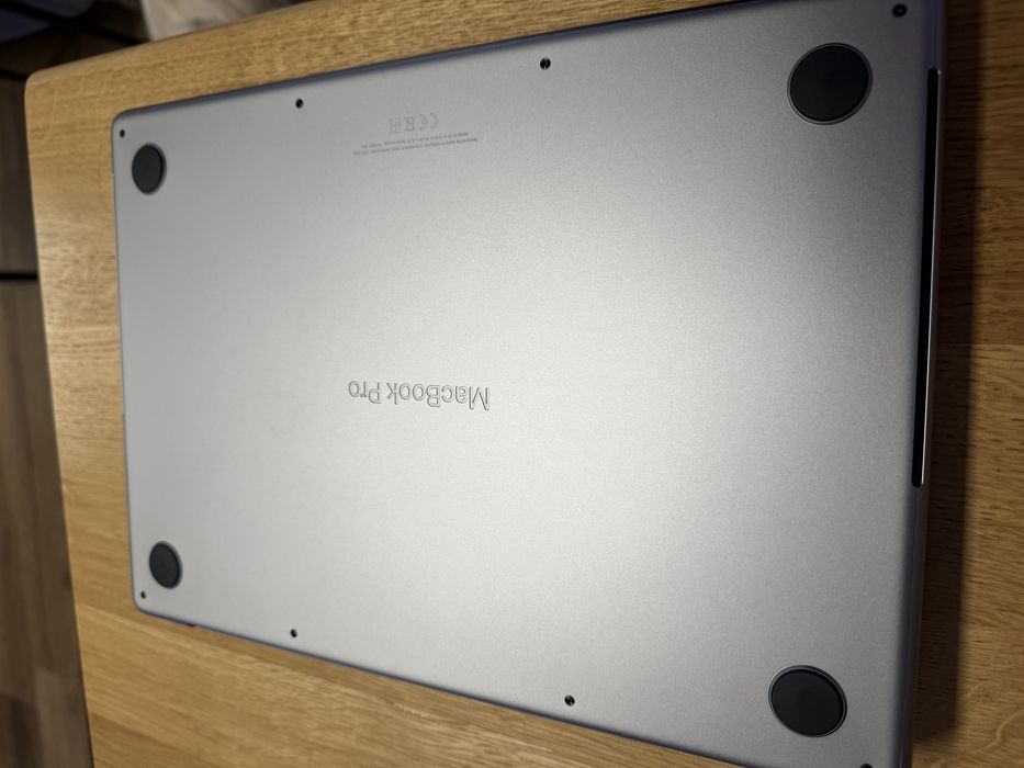 MacBook Pro 14” M1 Pro 16 GB / 1 TB SSD + magic mouse 2