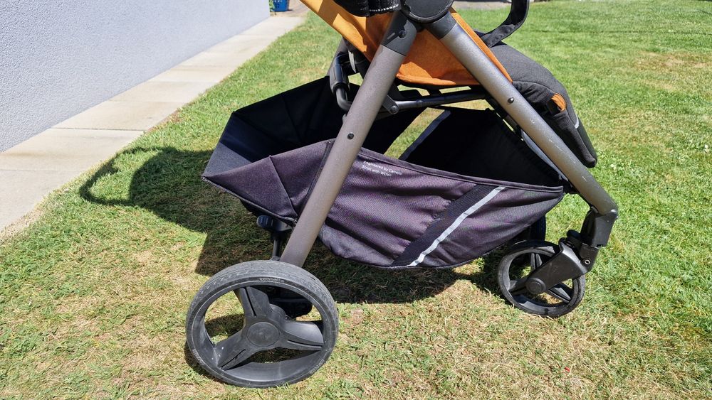 Lekki wózek spacerowy  CARRELLO BRAVO amortyzacja