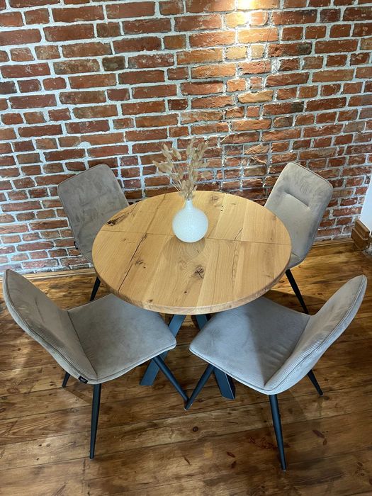 Okrągły rozkładany stół dębowy z krzesłami Feelingswonen.