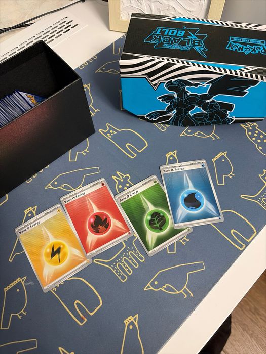 Pokemon набір з Black Bolt: коробка + енергія + аксесуари