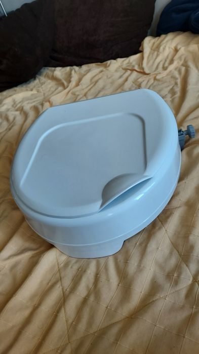 Nasadka toaletowa podwyższająca 10cm z klapką