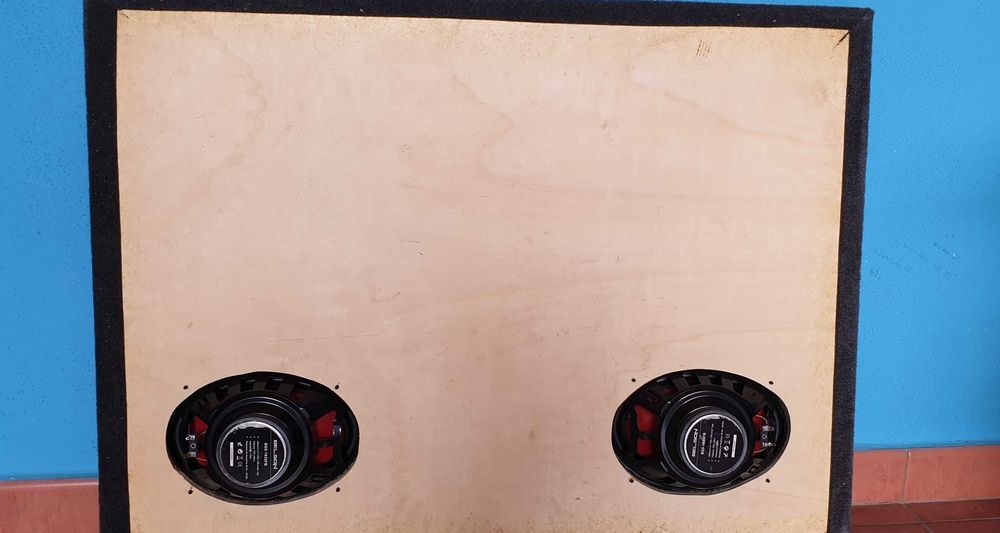 Placa de porta bagagens com colunas incorporadas