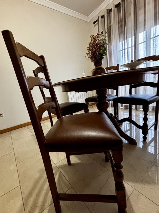Mesa de Jantar Extensível em Madeira de Castanho + 4 Cadeiras