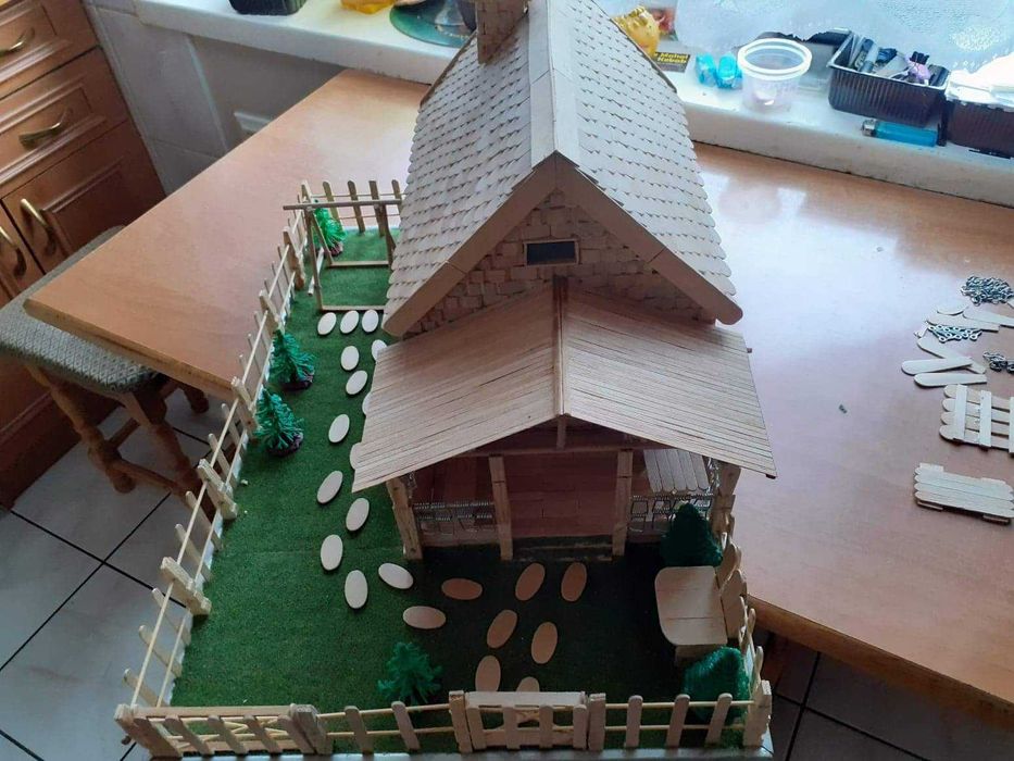 Mini domek z klamerek i patyczkòw