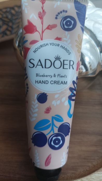 Zestaw kosmetyków, krem do rąk, maski do twarzy i ust, balsam do ust,