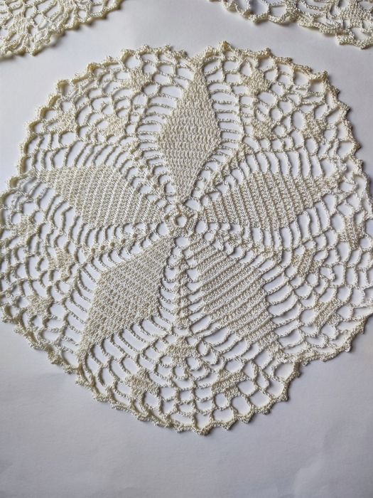Conjunto de 3 naperons em renda de crochê bege