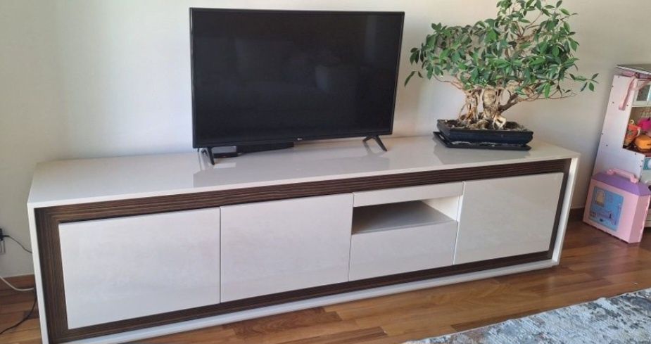 Movel tv em ebano e lacado alto brilho bege