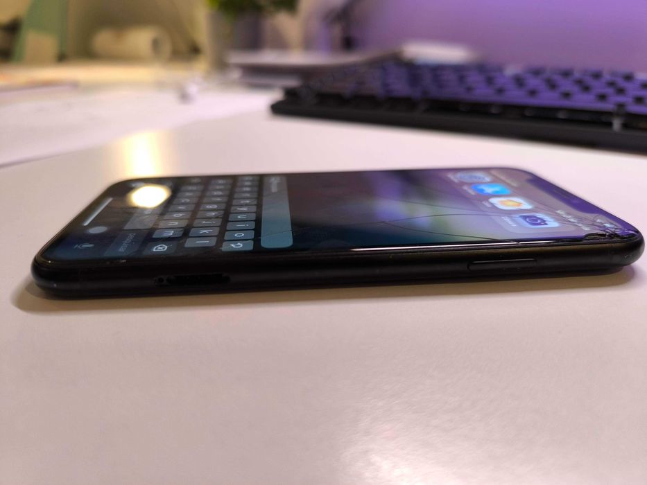 Iphone XR 128GB com ecrã partido (bateria 85%)