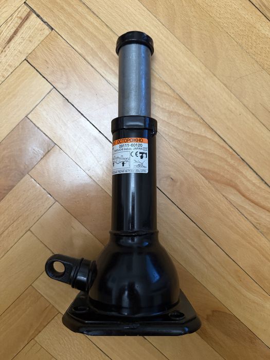 Домкрат, набор ключей