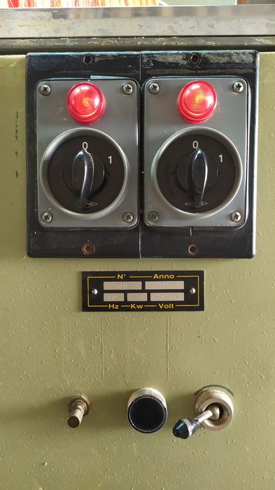 Máquina de Esquadria ,corte de Molduras com dois discos
