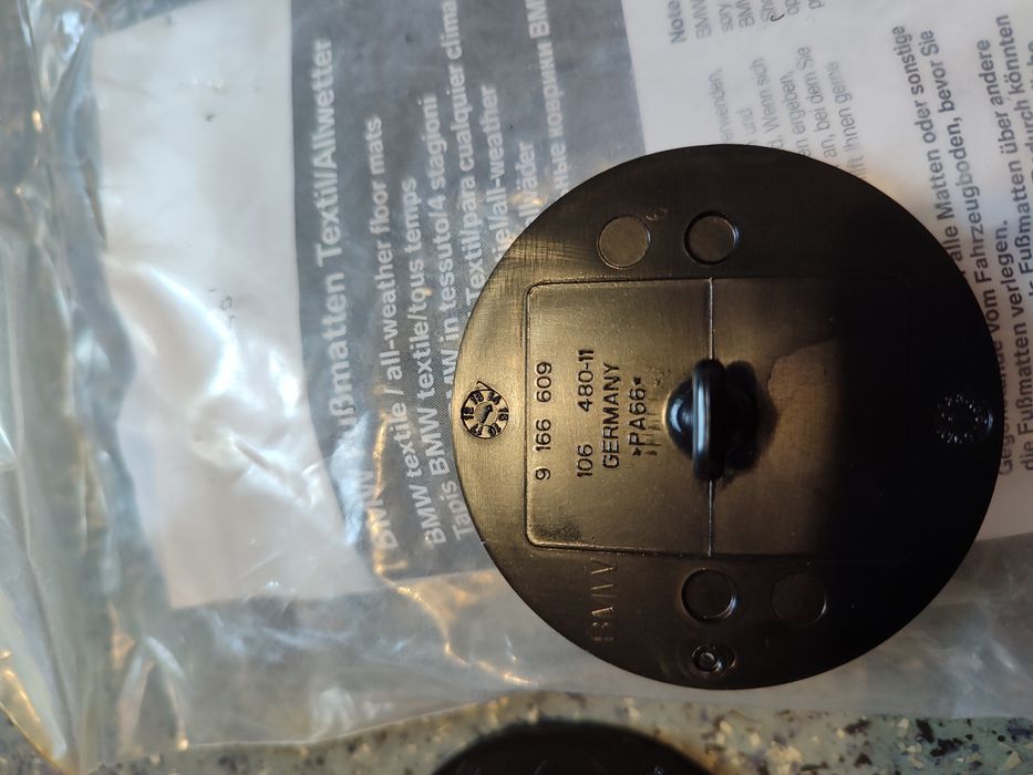 Крепление ковриков БМВ Bmw