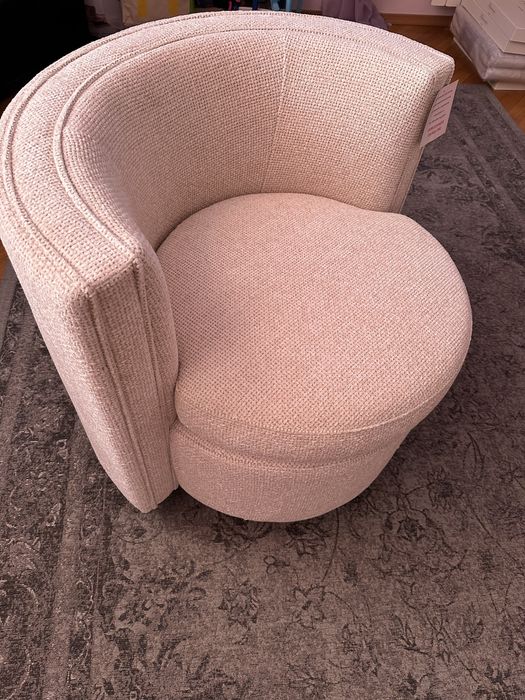 Продам вращающееся кресло новое Eichholtz модель Amanda.