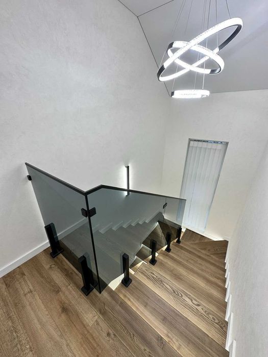 Продається просторий будинок з сучасним ремонтом в Крихівцях.