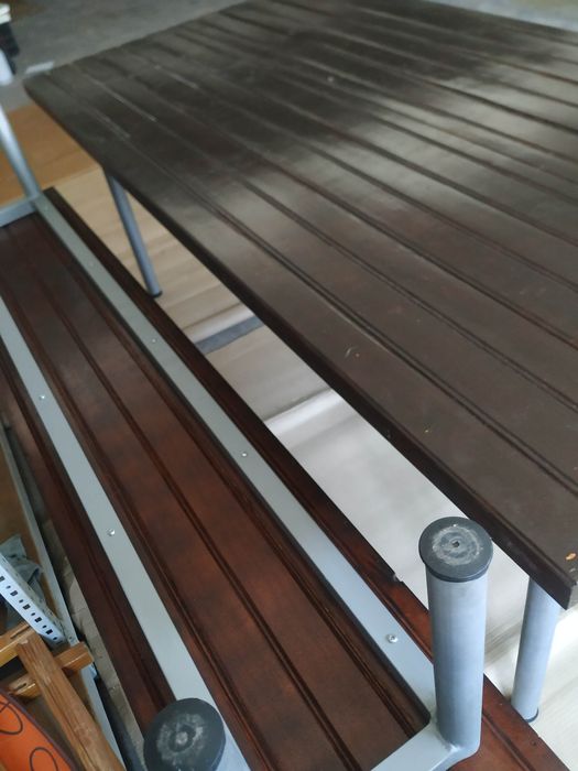 Mesa com 2 bancos em muito bom estado