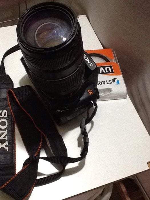 Câmera sony com 2 lentes, bolsa e acessórios.
