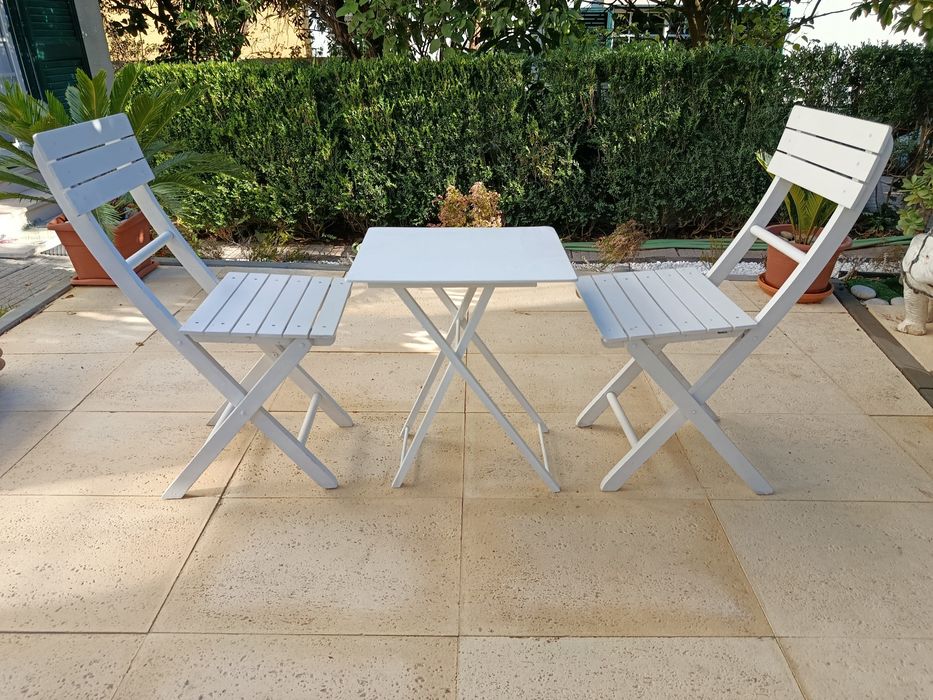 Mesa e cadeiras jardim brancas