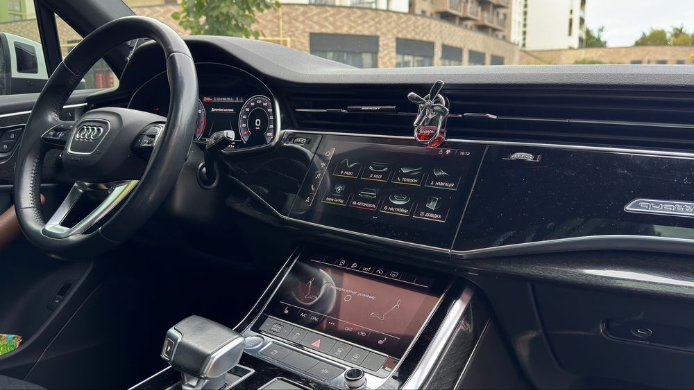Авто Ауді Q7 2020 року