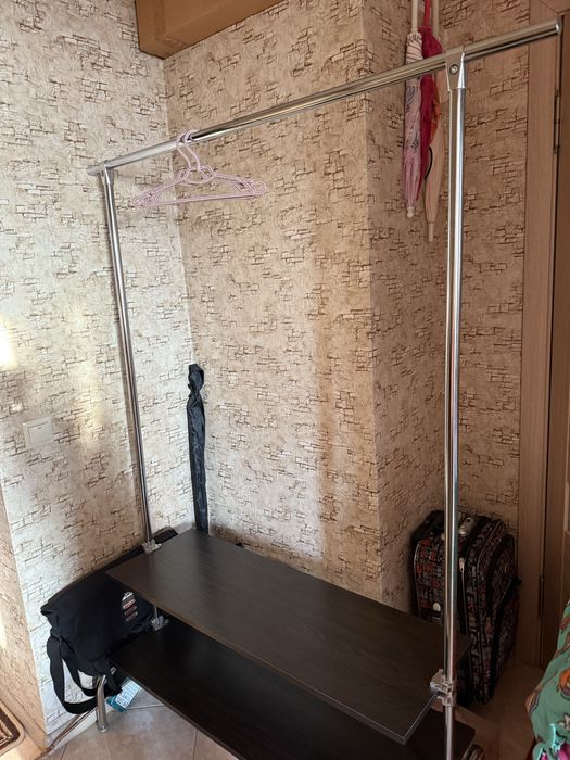 Терміново!!!Металева вішалка для одягу з двома полицями