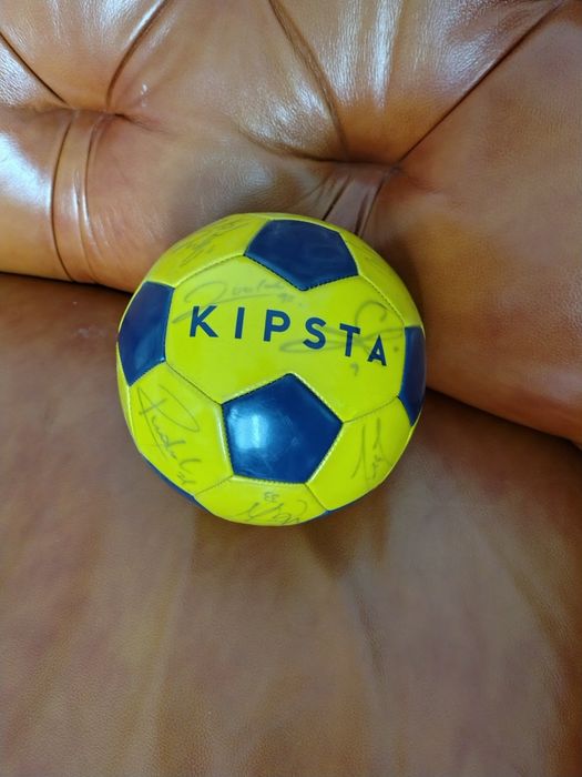 Piłka Kipsta z autografami zawodników Pogoń Szczecin