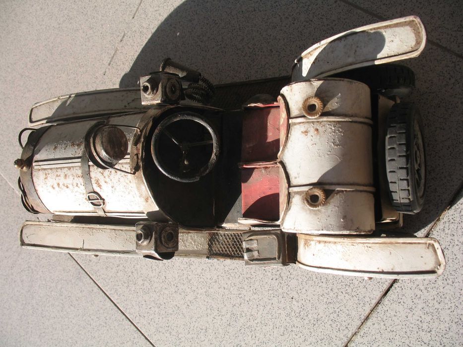 Peça decorativa réplica de calhambeque branco