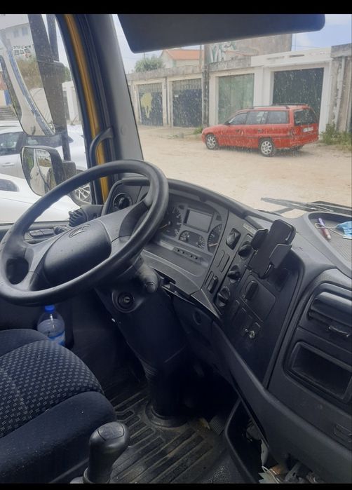 Mercedes Atego 818 Pronto Socorro tranporta 3 Carros.