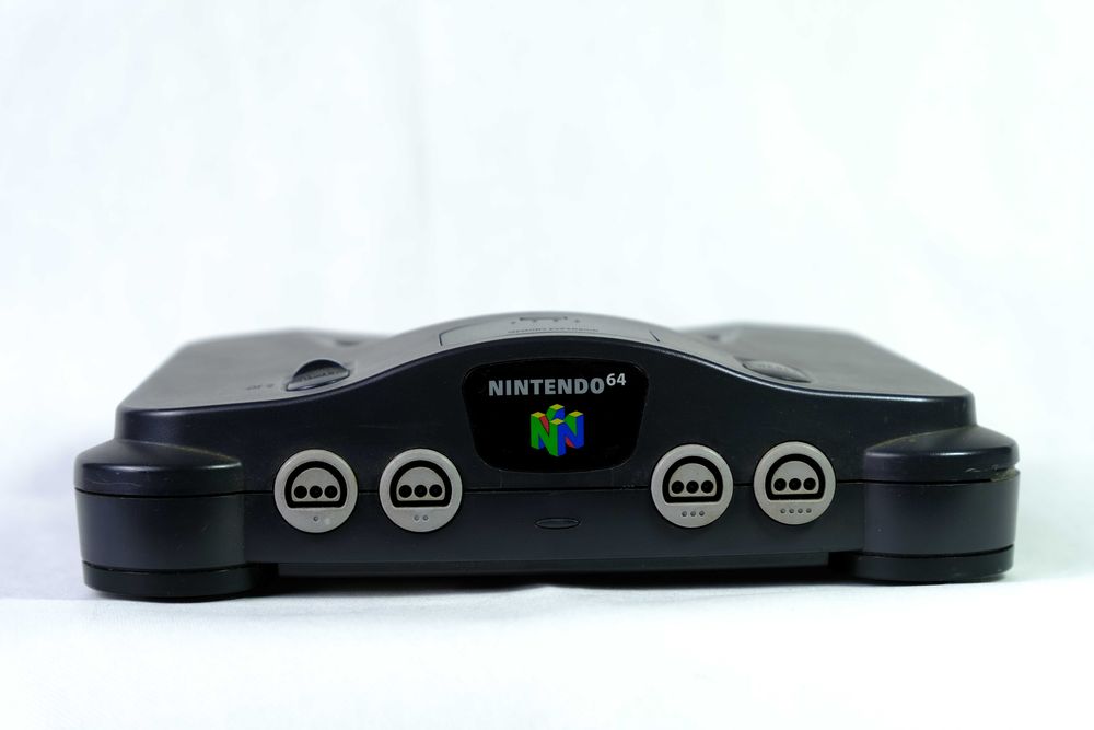 Nintendo 64 cinza completa e comando vermelho completa com cabos