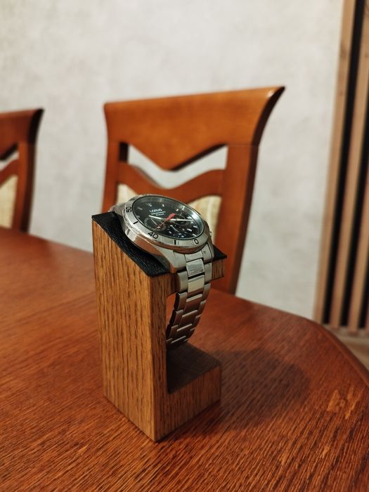 Drewniany stojak na zegarek