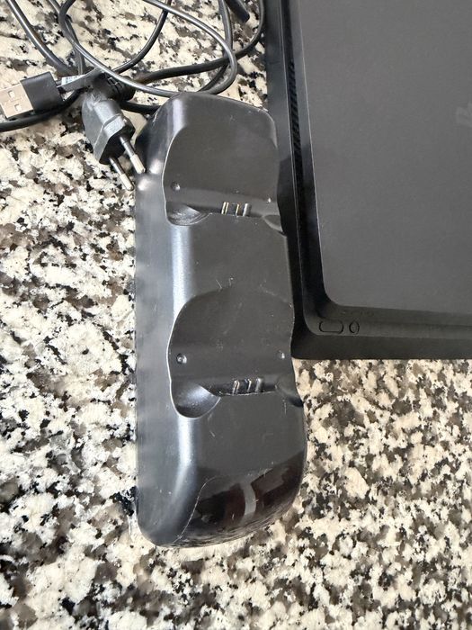 Playstation 4 com 500gb de memoria usada