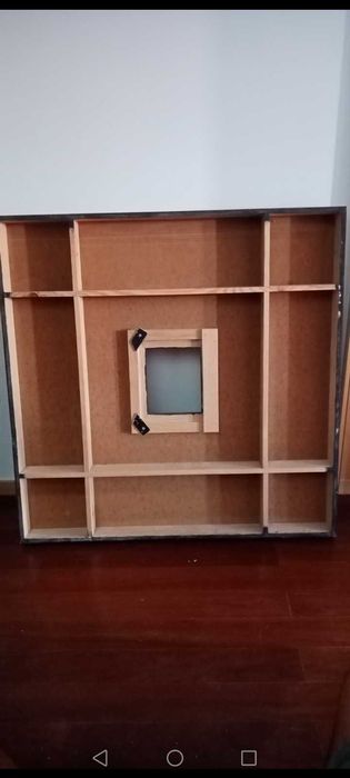 Quadro moldura em madeira para colocar Tablet ou monitor de fotos